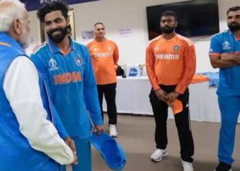 वर्ल्डकप फाइनल में हार के बाद टीम इंडिया से मिलने ड्रेसिंग रूम में गए PM मोदी, इस हाल में दिखे शमी