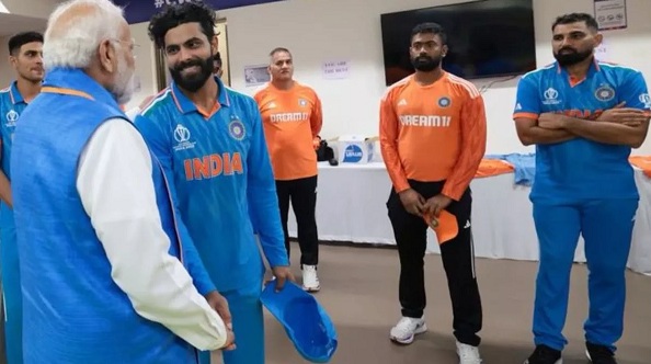 वर्ल्डकप फाइनल में हार के बाद टीम इंडिया से मिलने ड्रेसिंग रूम में गए PM मोदी, इस हाल में दिखे शमी