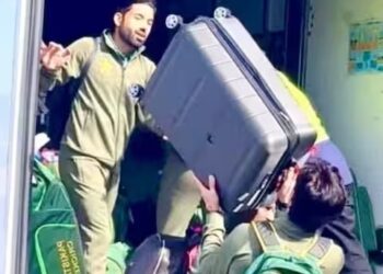 गजब बेइज्जती है… एयरपोर्ट पर ट्रक में सामान लादते दिखे पाकिस्तानी क्रिकेटर्स