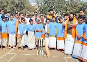 Bhopal: भोपाल में संस्कृति बचाओ संदेश से धोती-कुर्ता पहन हो रहा क्रिकेट टूर्नामेंट, कॉमेंट्री भी संस्कृत में