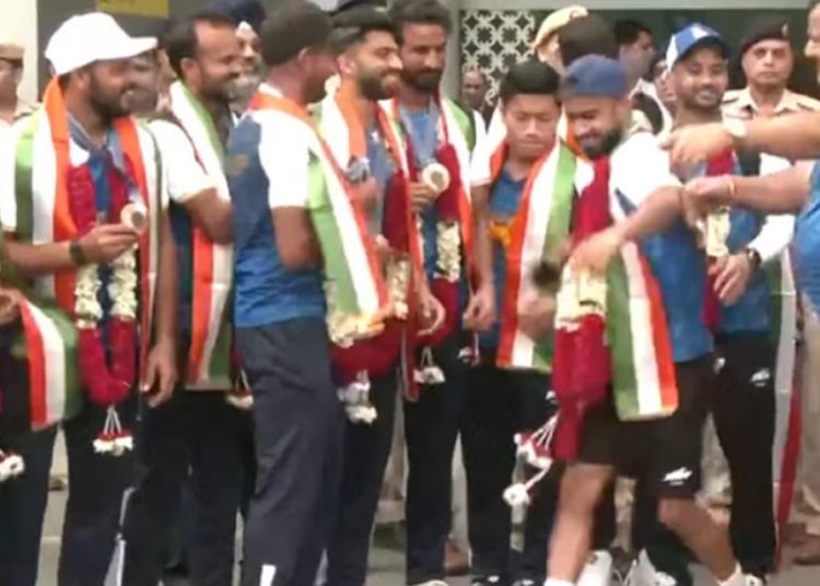 कांस्य पदक जीतकर स्वदेश लौटी भारतीय हॉकी टीम का दिल्ली एयरपोर्ट पर हुआ स्वागत