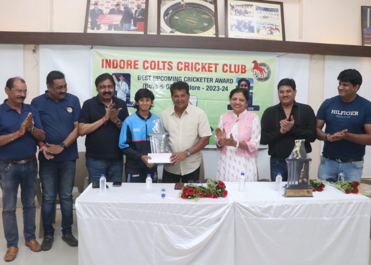 इंदौर कोल्ट्स ने उभरते क्रिकेटर्स को अवार्ड दिए