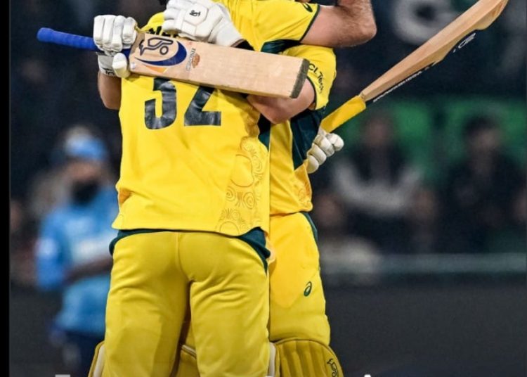 ऑस्ट्रेलिया ने चैंपियंस ट्रॉफी का सबसे बड़ा रनचेज किया:इंग्लैंड के खिलाफ 47.3 ओवर में 352 रन बनाए, 5 विकेट से हराया