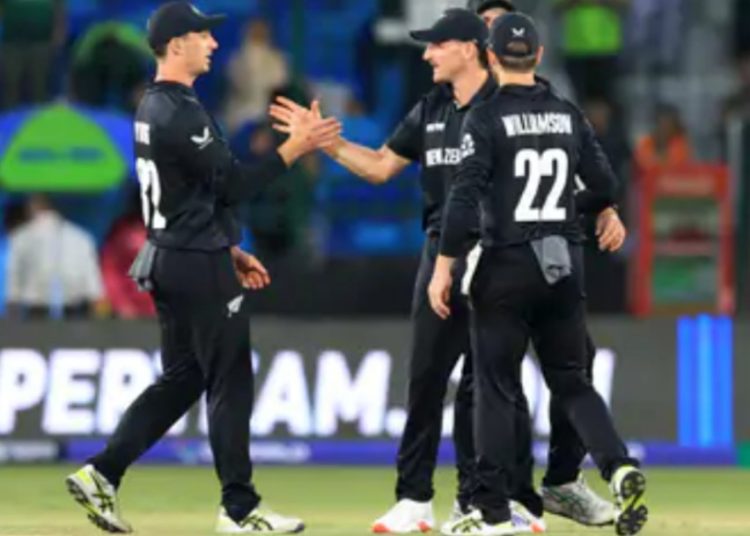 चैंपियंस ट्रॉफी के पहले ही मुकाबले में हारा पाकिस्तान:न्यूजीलैंड ने 60 रन से हराया; यंग-लैथम के शतक