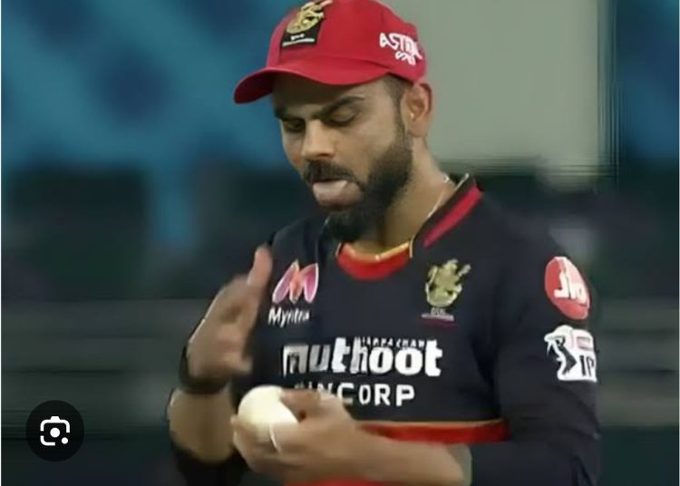 IPL में गेंद पर लार लगाने से बैन हटा:गेंदबाजों को स्विंग कराने में फायदा मिलेगा; कोविड की वजह से BCCI ने रोक लगाई थी