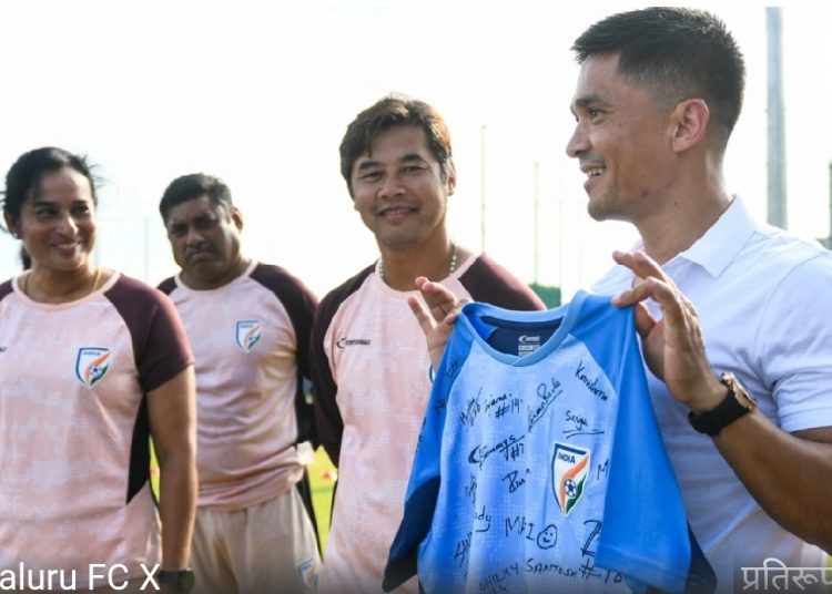 सुनील छेत्री ने भारतीय महिला फुटबॉल टीम से की मुलाकात, खिलाड़ियों को दिए अहम टिप्स