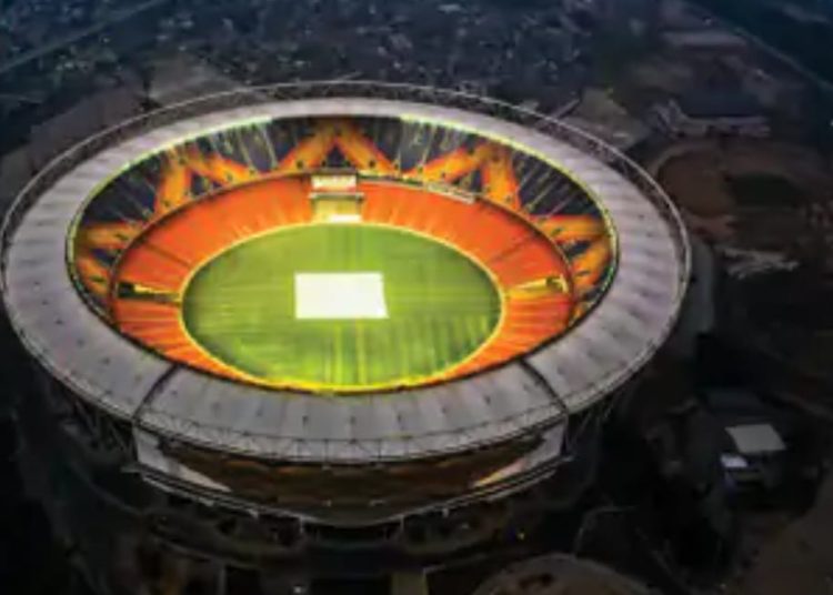 IPL फाइनल की क्लोजिंग सेरेमनी में एयरफोर्स का फ्लाई पास्ट:आसमान में तिरंगा बनाया, शंकर महादेवन ने गाया- मैं रहूं ना रहूं, भारत रहना चाहिए