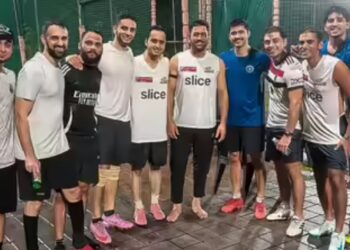 ये क्या पक रहा है? मुंबई इंडियंस की जर्सी में महेंद्र सिंह धोनी