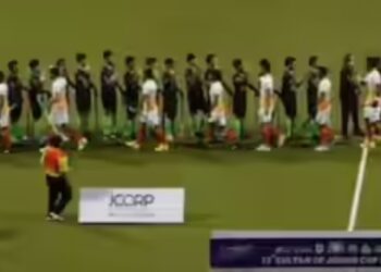 भारत और पाकिस्तान के हॉकी खिलाड़ियों ने हाथ मिलाया