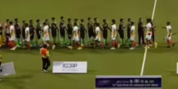 भारत और पाकिस्तान के हॉकी खिलाड़ियों ने हाथ मिलाया