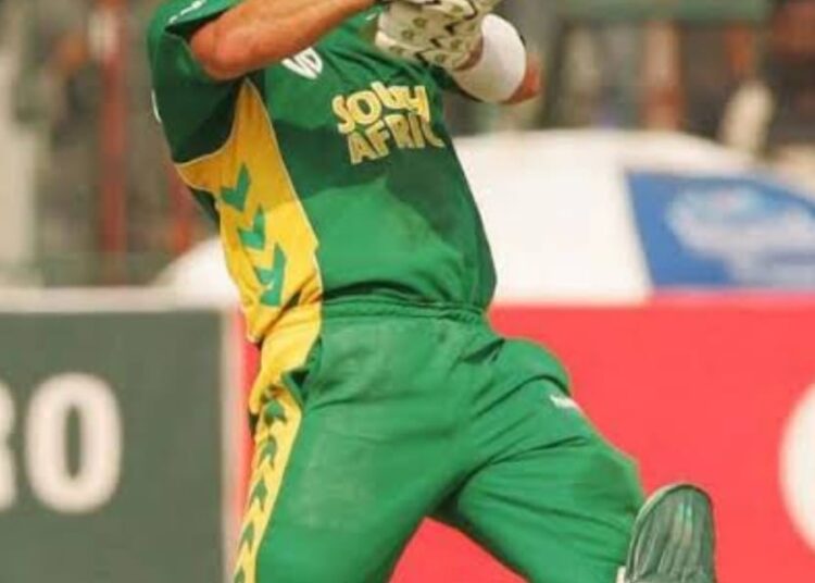 युवराज सिंह से पहले भी लग चुके हैं छह बॉल पर छह छक्के