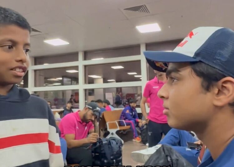 एयरपोर्ट पर बच्चों से मजाक करते रहे वैभव