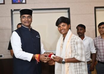 खेल मंत्री श्री सारंग ने टीटी नगर स्टेडियम में भारतीय महिला क्रिकेटर क्रांति गौड़ का किया सम्मान